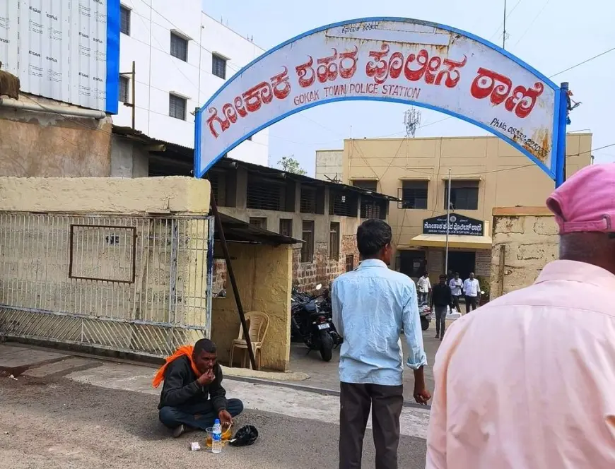 ಹಾಡುಹಗಲೇ ಪೋಲಿಸ್ ಠಾಣೆಯ ಎದುರು ಮಧ್ಯಸೇವನೆಗೆ ಕುಳಿತ ಭೂಪ.!